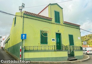 Moradia V4+ com ptio e enorme potencial no centro de gua de Pau   Lagoa, So Miguel