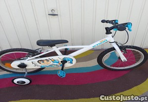 Bicicleta B'twin Inuit 100 com rodinhas para criana at 6 anos