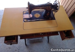 Maquina de costura da Singer, muito antiga.