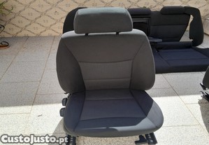 Bancos BMW e90 com ISOFIX e encosto de brao traseiro com porta-copos