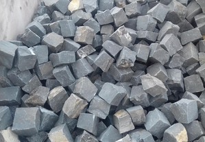 Cal�ada Cubos 5x7 Basalto Cinza Claro Mosaico Granito Paralelos Patelas Lagetas Lancil Rustico Bujardado Serrado Perpiano