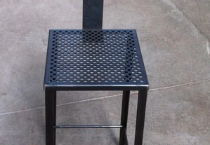 Cadeira alta em chapa de ferro perfurada