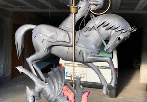 Escultura em ferro com dragao e cavaleiro