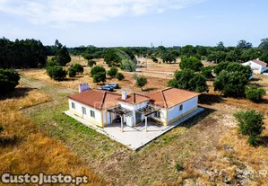 Herdade com 39500 m2 e habitação com 150 m2 de área coberta em ótimo estado de conservação