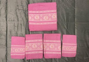 Conjunto de banho cor de rosa com detalhes de flores