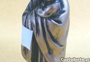 Sbio com criana de resina dourada 14x6x6cm