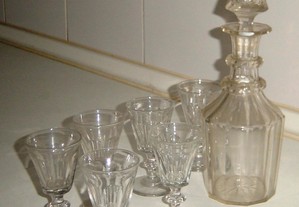 Séc XIX - Cristal soprado e lapidado à mão - 6 Copos de licor e Frasco