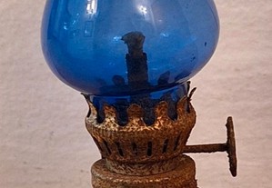 Mini candeeiro a petróleo, com chaminé e base em vidro azul
