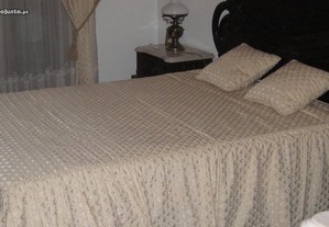 Colcha e almofadas em Tecido Alinhado cama de casa