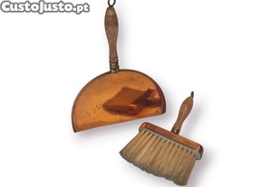 Conjunto Vintage Vassoura e Apanhador em Cobre   Cabo Madeira