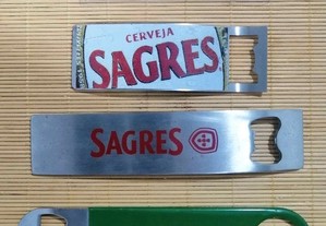 Conjunto de 4 abre cápsulas em metal com a publicidade das marcas de cerveja Sagres e Heineken.