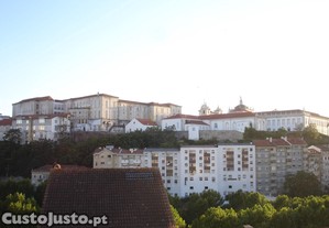 Quarto independente mobilado em moradia junto  Praa da Republica