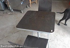 mesas quadradas com cadeiras