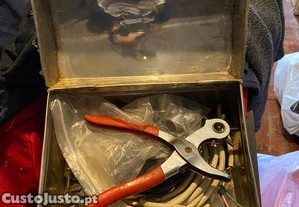 caixa com ferramentas varias