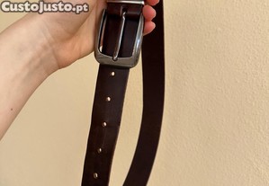 Cinto de couro de uma marca ucraniana