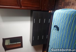 Comoda preta com 4 gavetas