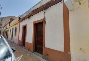 Moradia para restaurar com projeto de arquitetura para 4 quartos no Centro do Montijo e perto do Rio