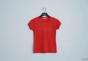 T-shirt vermelha, tamanho S mas veste XS
