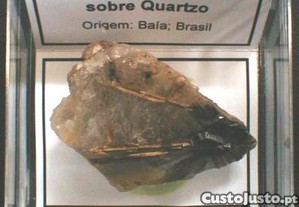 Rutilo e hematite sobre quartzo 2,5x6x6cm-cx