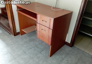 Mesa para computador - RESERVADA