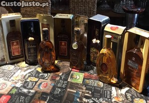 Lote de 8 garrafa de wiskies com respectivas caixas de metal dos anos 80