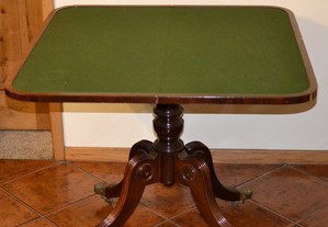 Mesa de Jogo, estilo inglês, com um pé central em mogno maciço e o tampo folheado a mogno