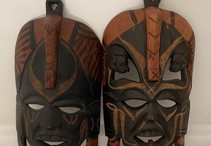 Par de máscaras africanas em madeira
