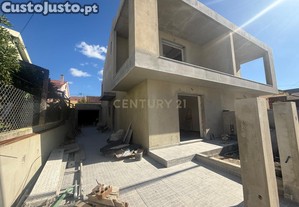 Quinta do Conde - moradia geminada nova de 4 assoalhadas c/ garagem