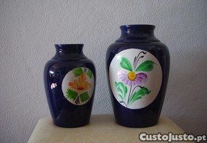 Dois potes para decorao com tema floral.