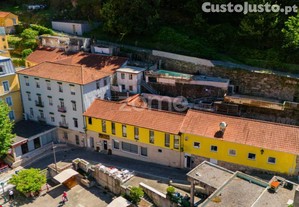Prdio No Centro Da Vila Do Gers