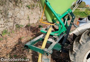 Adubador distribuidor Rocha 400L com subsolador de 1.80