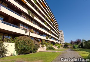 Apartamento T4+1 com jardim e garagem dupla na Rua Joo de Barros, Porto