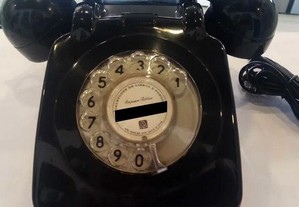 Telefone antigo, com marcador de disco.