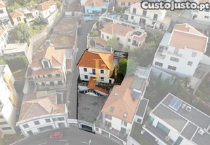 Moradia Exclusiva T4 com Vista Deslumbrante sobre o Mar e a Baía do Funchal