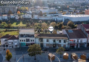Moradia Com Terreno Situada Na Praça Principal...