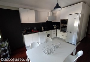 Apartamento T3 mobilado, sito Avenida 25 de Abril, Covilh