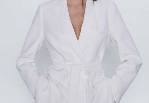 Casaco branco com cinto da Zara