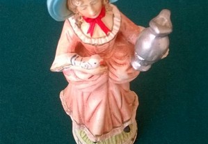 Escultura de mulher com bilha em biscuit