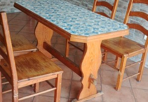 Mesa em madeira e com azulejos