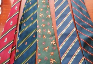 Grande sortido de Gravatas diversos padrões (lisas