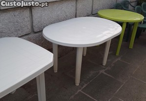 3 mesas + 4 cadeiras de jardim