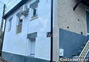 Moradia recuperada, equipada e mobilada na zona vinhateira do douro