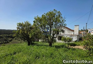 Quintinha com 12.484m2 de Terreno e 260m2 de rea bruta. Possibilidade de construir mais casas.