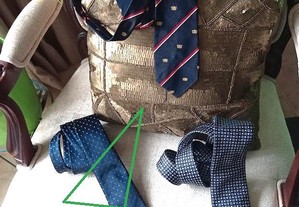 Conjunto de duas gravatas, sóbrias, elegantes e clássicas - Várias Marcas