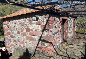 Moradia trrea toda a pedra, para recuperar t2 com 700m2 de terreno na serra de agua- ribeira brava