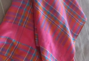 Lenço em seda, estampado em tons rosa, Medida - 60 X 66 cm Estado impecável