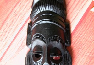 Máscara em madeira Africana com 20x8cm.
