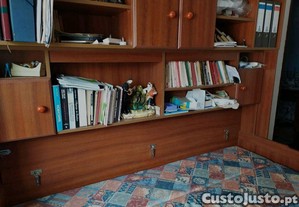 Estante com cama dupla