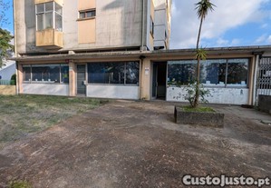 Espao comercial na Rua do Actor Ferreira da Silva, 373