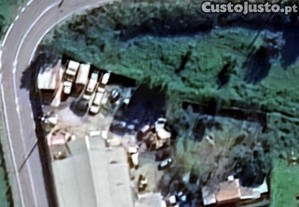 Bucelas - Armazem de 300m2 em terreno com 1280 m2 + furo + poo + 2 x T1